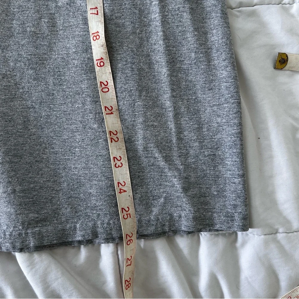 Vintage y2K Nike Gray Tee with Red Logo - Picture 6 of 6